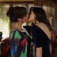 Marina (Tain&aacute; M&uuml;ller) e Clara (Giovanna Antonelli) se beijaram na hora do "sim" na novela "Em Fam&iacute;lia"! 