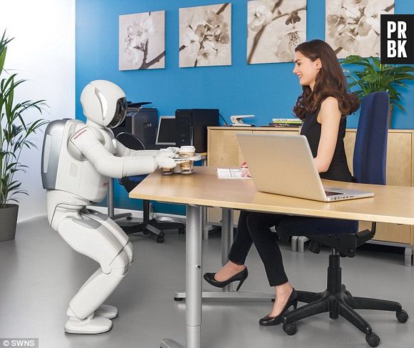 O robô Asimo agora ganhou capacidade de servir bebidas e reconhecer a voz de cada pessoa mesmo que todas estejam falando simultaneamente