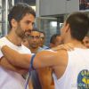 Duca (Arthur Aguiar) é parabenizado por Gael (Eriberto Leão) depois de vencer em "Malhação"