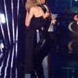  Selena e Taylor se abraçam em premiação 
