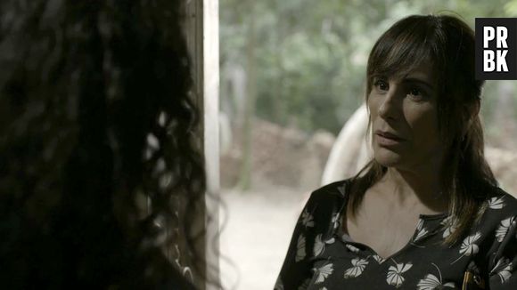 Em "O Outro Lado do Paraíso": Duda (Gloria Pires) conta para Clara (Bianca Bin) que o nome de seu pai é Jonas e que ele a levou quado ela era um bebê