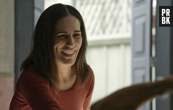 Em "O Outro Lado do Paraíso": Duda (Gloria Pires) explica que não teve condições de cuidar de um bebê na época que o pai de Clara (Bianca Bin) a levou