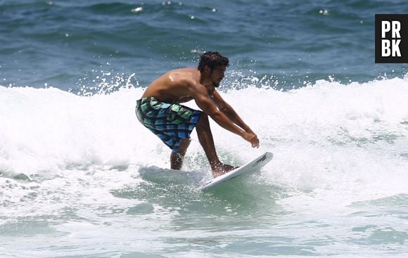 Surfista nas horas vagas, Caio Castro se machucou ao tentar praticar o esporte em uma piscina com ondas