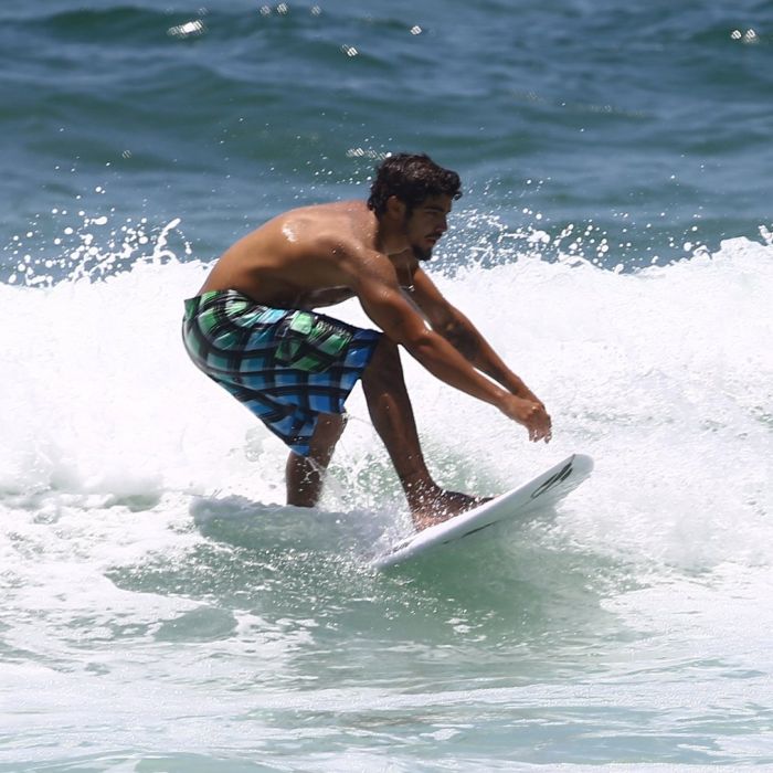  Surfista nas horas vagas, Caio Castro se machucou ao tentar praticar o esporte em uma piscina com ondas 