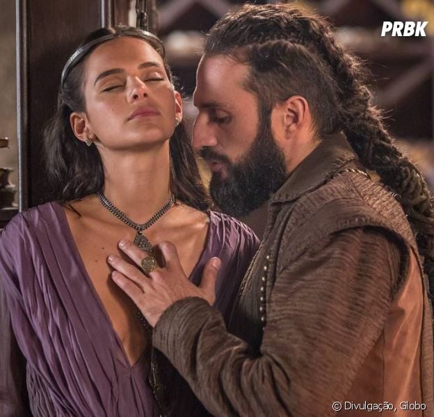 Em "Deus Salve o Rei", Catarina (Bruna Marquezine) pressiona Constantino (José Fidalgo) sobre casamento