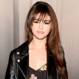 Selena Gomez não está mais loira! Cantora volta a ser morena e adota franja