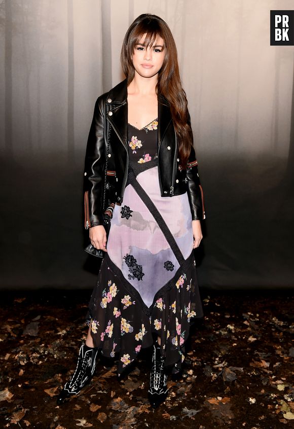 Selena Gomez não está mais loira! Cantora volta a ser morena e adota franja