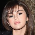 Selena Gomez não está mais loira! Cantora volta a ser morena e adota franja