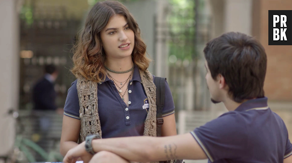 Em "Malhação", Samantha (Giovanna Grigio) elogia Lica (Manoela Aliperti) para Felipe (Gabriel Calamari)