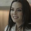 Em "O Outro Lado do Paraíso": Aura (Tainá Müller) finge ser irmã de Clara (Bianca Bin) para conseguir parte das minas de esmeraldas