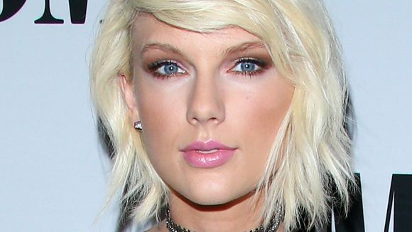Taylor Swift faz rara aparição ao lado do namorado Joe Alwyn durante caminhada