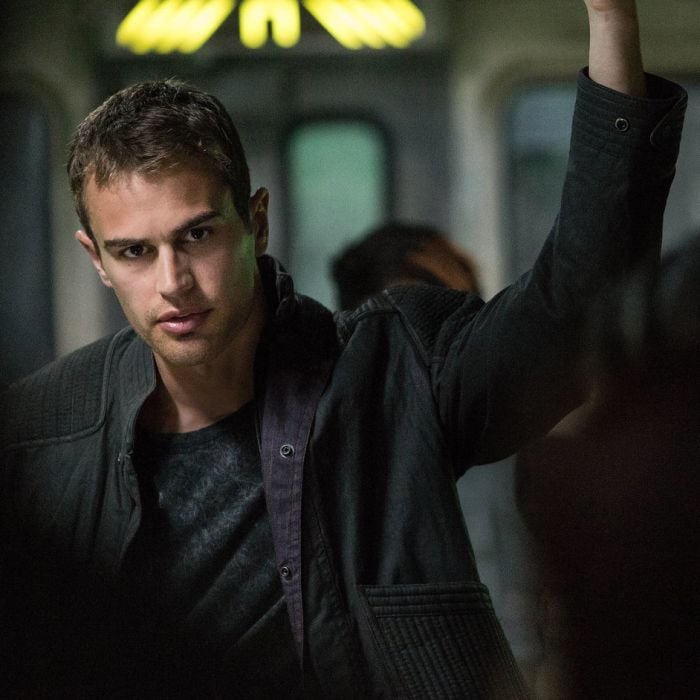  Na saga &quot;Divergente&quot;, Theo James vive o her&amp;oacute;i Four 