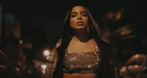 Após "Vai Malandra", Anitta promete arrasar com sua nova música, chamada "Indecente"