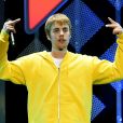 Justin Bieber dá reboladinha apoiado em balcão de loja enquanto paparazzi filmam