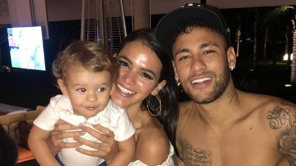 Bruna Marquezine e Neymar Jr. aparecem com bebê e fãs pedem: "Faz um"