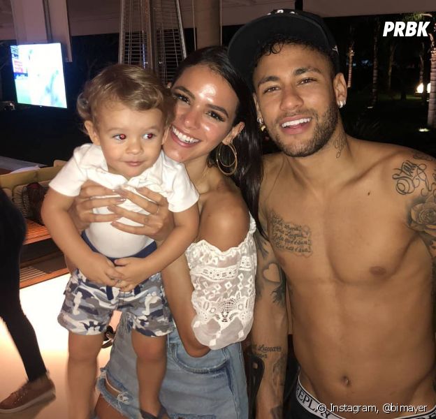 Bruna Marquezine e Neymar aparecem com criança no colo e fãs pedem filho do casal
