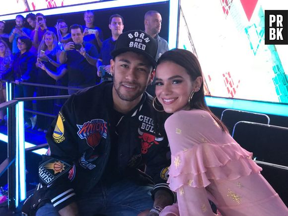 Bruna Marquezine e Neymar tiram foto com filho de blogueiros e fãs piram: "faz o seu, linda"