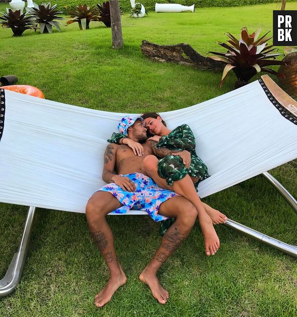 Neymar e Bruna Marquezine posam com criança no colo e fãs piram com a ideia de um filho deles