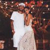Neymar e Bruna Marquezine tiram foto com neném e a atriz brinca: "Me empresta ele rapidinho só para eu ver uma coisa"