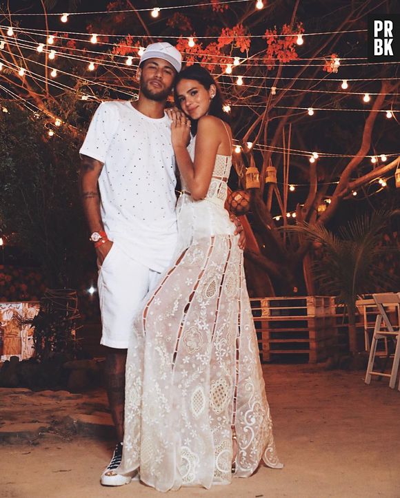 Neymar e Bruna Marquezine tiram foto com neném e a atriz brinca: "Me empresta ele rapidinho só para eu ver uma coisa"