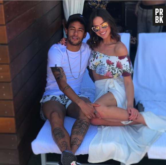 Bruna Marquezine e Neymar posam com filho de blogueiros e fãs piram!