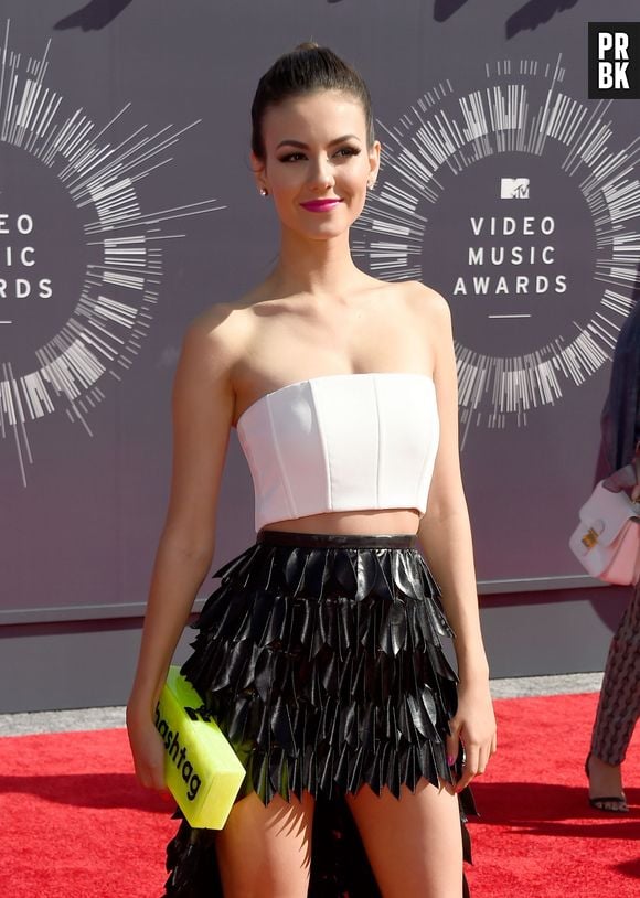 Victoria Justice nega que fotos nuas sejam suas