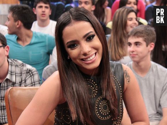 Anitta posa nos bastidores do programa "Altas Horas" deste sábado, 6 de setembro