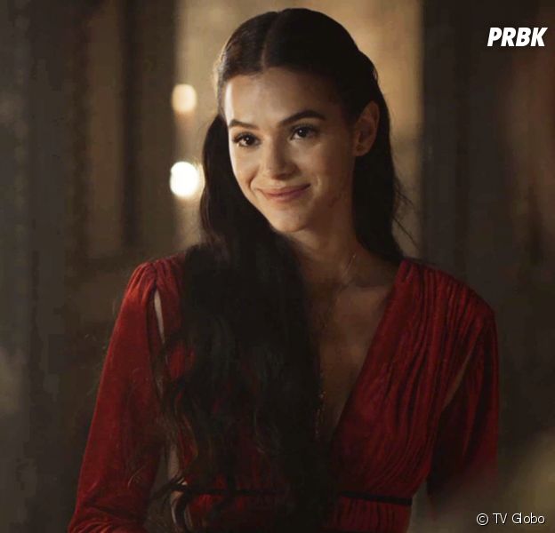 Em "Deus Salve o Rei", Catarina (Bruna Marquezine) decide fazer feitiço para conseguir transar com Afonso (Romulo Estrela)