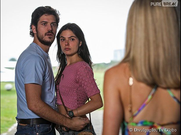 Vitória (Bianca Bin) se desespera ao flagrar Rafael (Marco Pigossi) e Sandra (Isis Valverde) aos beijos