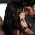 Sandra (Isis Valverde) e Rafael (Marco Pigossi) dão beijo apaixonado em aeroporto