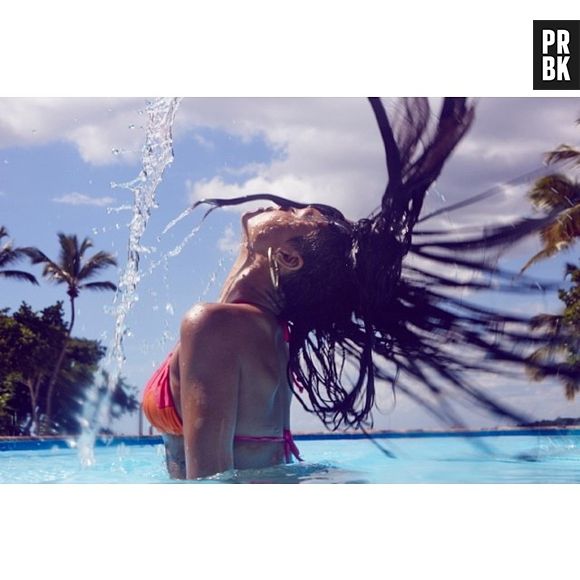Encarnada em uma sereia, Rihanna posou para fotos em uma piscina na República Dominicana