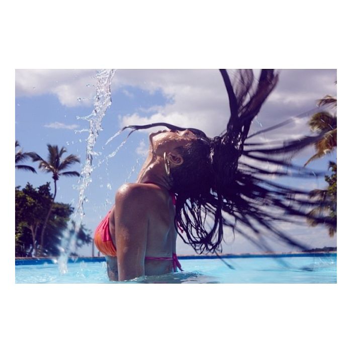 Encarnada em uma sereia, Rihanna posou para fotos em uma piscina na República Dominicana