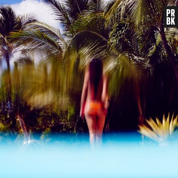 Além de posar sensual para fotos debaixo d'água na República Dominicana, Rihanna terminou a tatuagem na mão direita, que tinha começado na Nova Zelândia