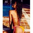 A popstar Rihanna usou um biquíni todo colorido para sessão de fotos na piscina