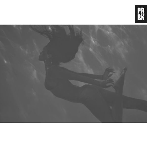 À la sereia, Rihanna foi fotografada debaixo d'água