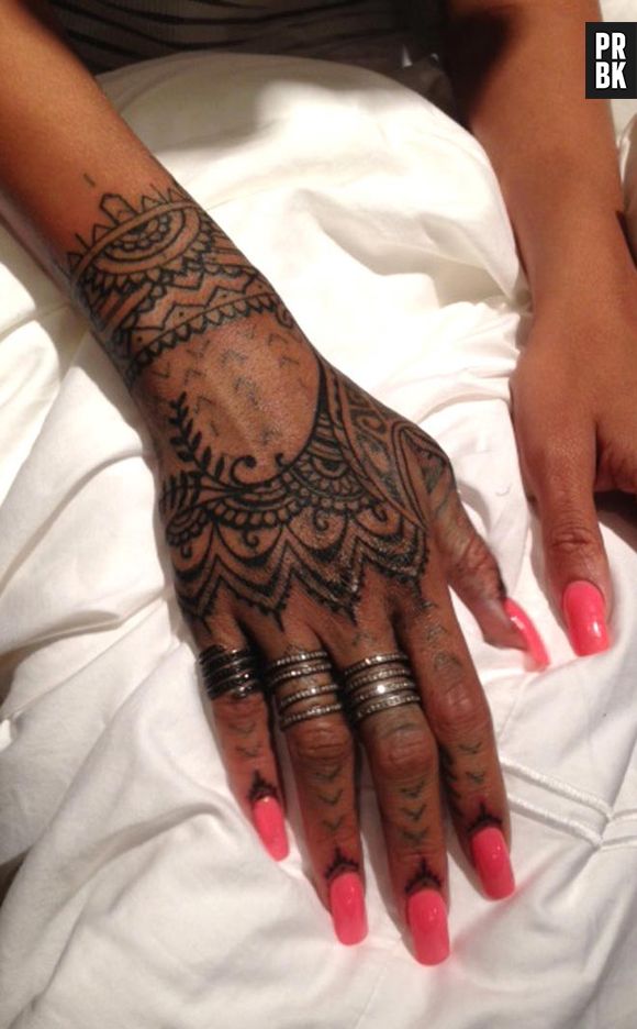 Rihanna terminou, nesta terça-feira (29), a sua tatuagem na mão direita