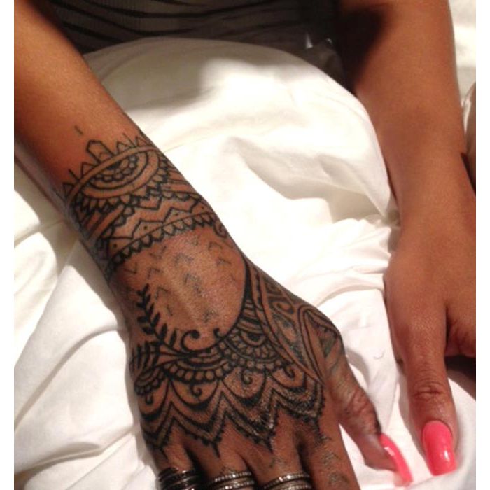 Rihanna terminou, nesta terça-feira (29), a sua tatuagem na mão direita