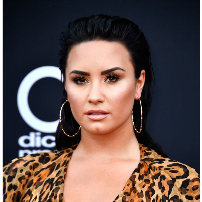 Demi Lovato teve overdose de oxicodona e foi encontrada sozinha em sua casa