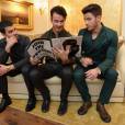 Nick Jonas, do Jonas Brothers, falou sobre o assunto: "Primeiro de tudo, somos irmãos"