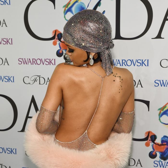  Rihanna apareceu com vestido transparente em evento de moda 