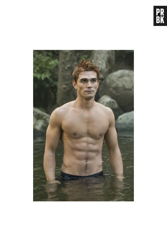 Em "Riverdale", Archie (KJ Apa) consegue curtir um pouco do verão