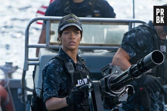 Rihanna atuando no filme "Battleship - A Batalha dos Mares"