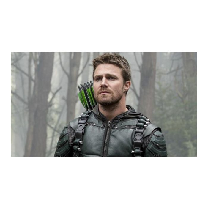 Em &quot;Arrow&quot;, na 7ª temporada, Oliver Queen (Stephen Amell) luta para sobreviver na cadeia