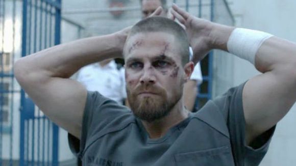 Oliver Queen luta para sobreviver na prisão em novo teaser da 7ª temporada de "Arrow"