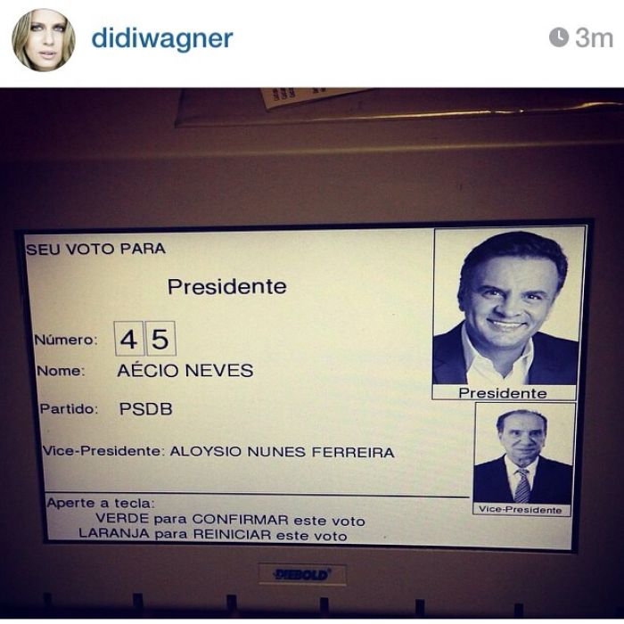  A apresentadora Didi Wagner estava tão orgulhosa do seu voto que quis mostrar pra todo mundo 