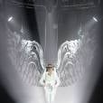 O ídolo Justin Bieber começa a apresentação descendo como se fosse um anjo
