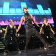 Justin Bieber canta e dança em harmonia com sua equipe de dançarinos