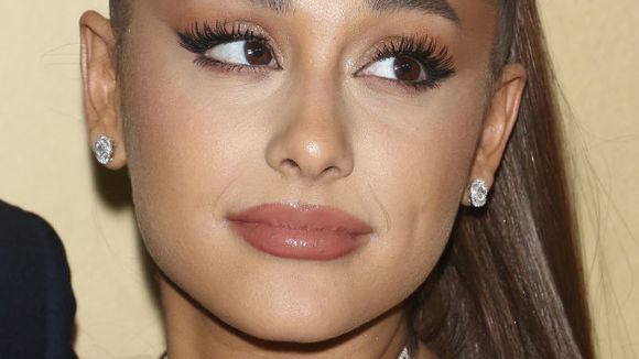 Rainha Elizabeth II oferece título de honra para Ariana Grande e cantora recusa!