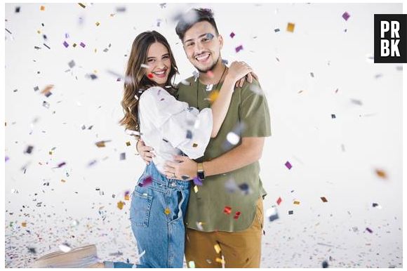 Juliana Paiva aparece em clima de romance com Pedro Thomé em "Não Desiste de Mim"