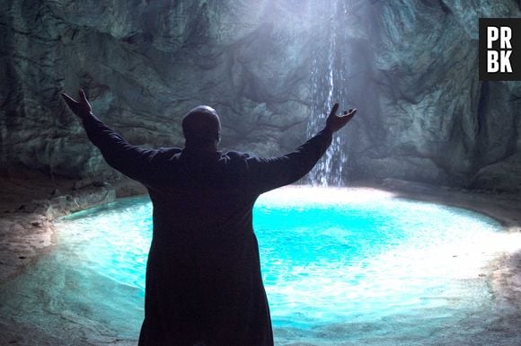 Em "O Sétimo Guardião", após ser acusado de provocar incêndio, Gabriel (Bruno Galiasso) leva Ramiro (Ailton Graça) até a fonte